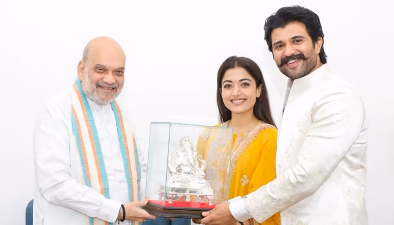Silver Ganesh Gesture At Amit Shah Meeting Silver Ganesh Gesture At Amit Shah Meeting