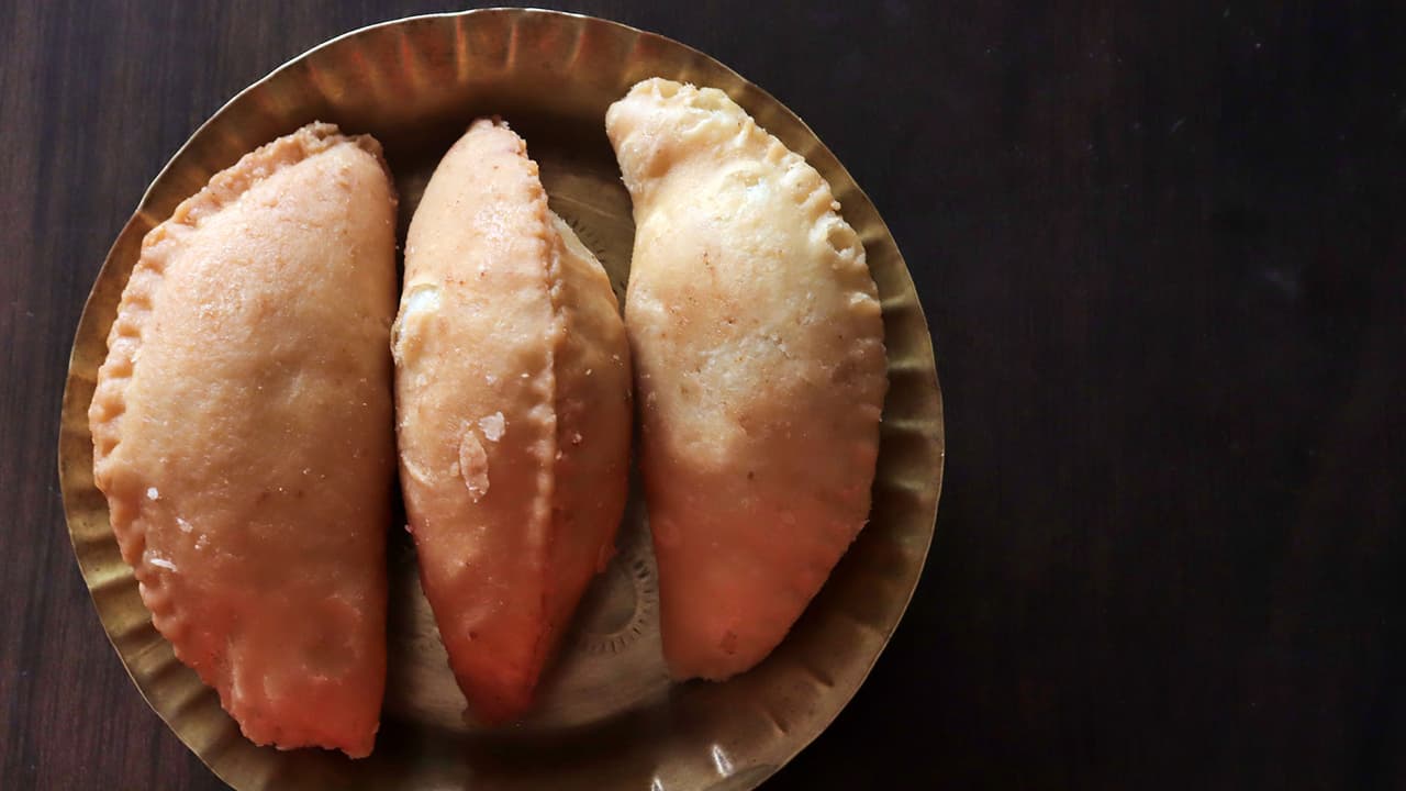 बिना डीप फ्राई के कैसे बनाएं कुरकुरी गुजिया बिना डीप फ्राई के कैसे बनाएं कुरकुरी गुजिया