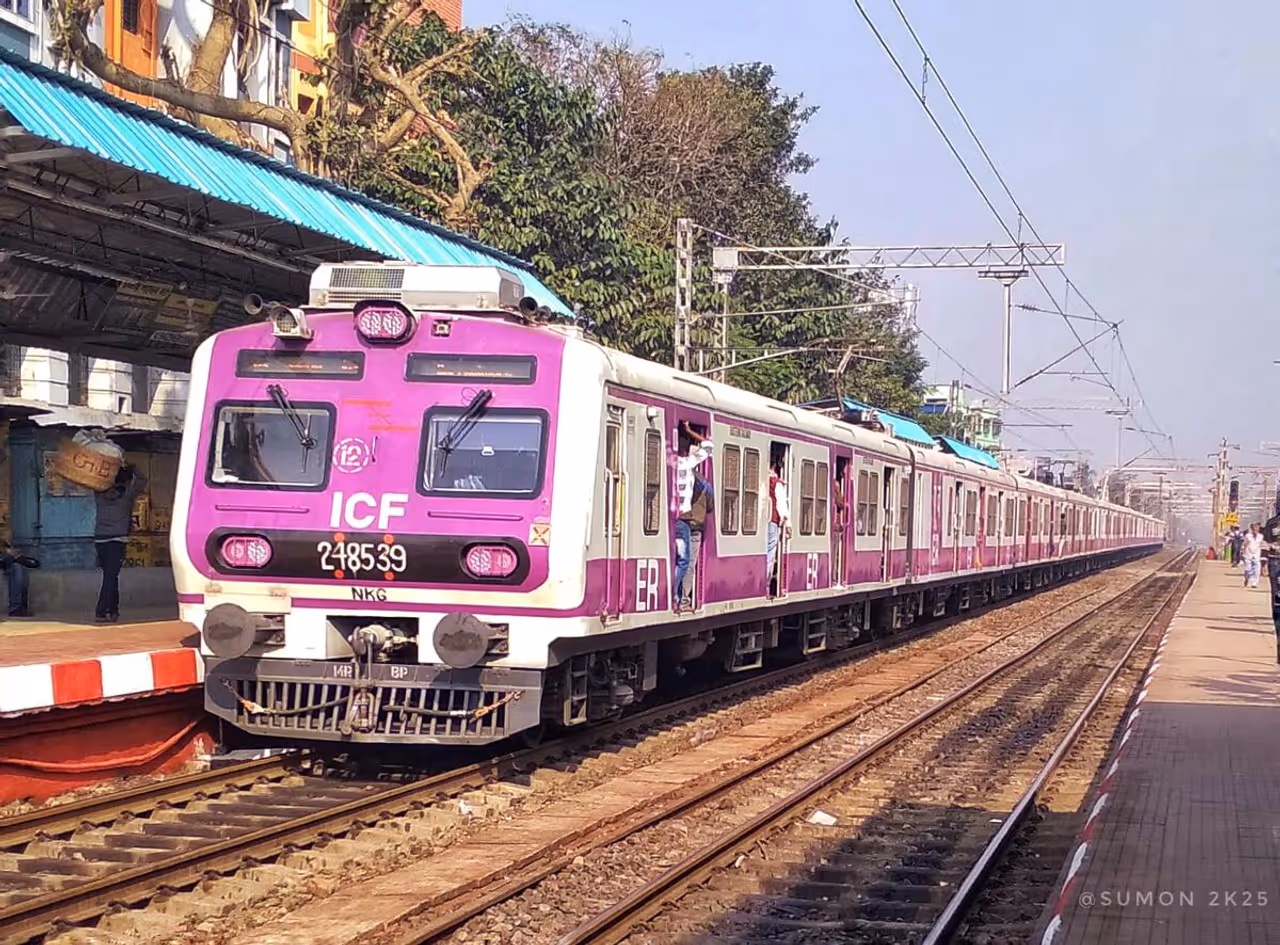 দোলপূর্ণিমা ও হোলি উৎসব উপলক্ষে বিশেষ ট্রেন পরিষেবা দোলপূর্ণিমা ও হোলি উৎসব উপলক্ষে বিশেষ ট্রেন পরিষেবা