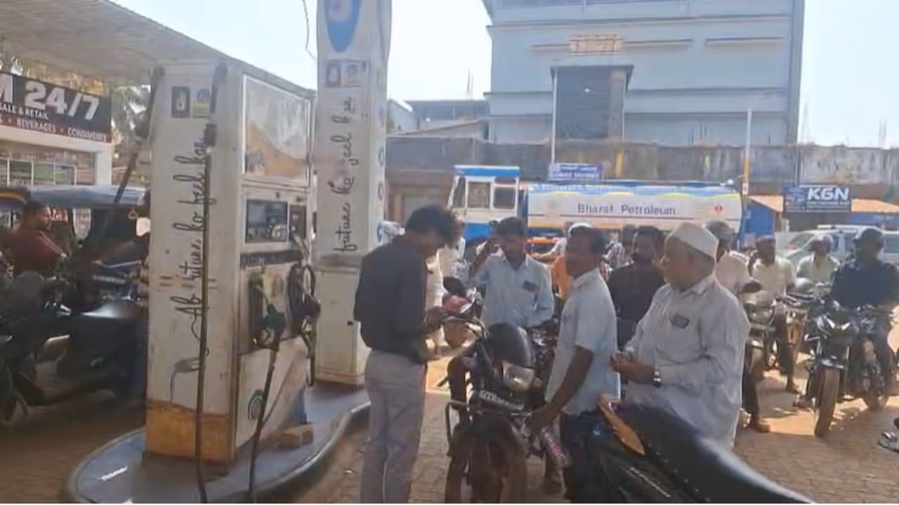 ಪೆಟ್ರೋಲ್ಗೆ ಮುಗಿಬಿದ್ದ ಜನ ಪೆಟ್ರೋಲ್ಗೆ ಮುಗಿಬಿದ್ದ ಜನ