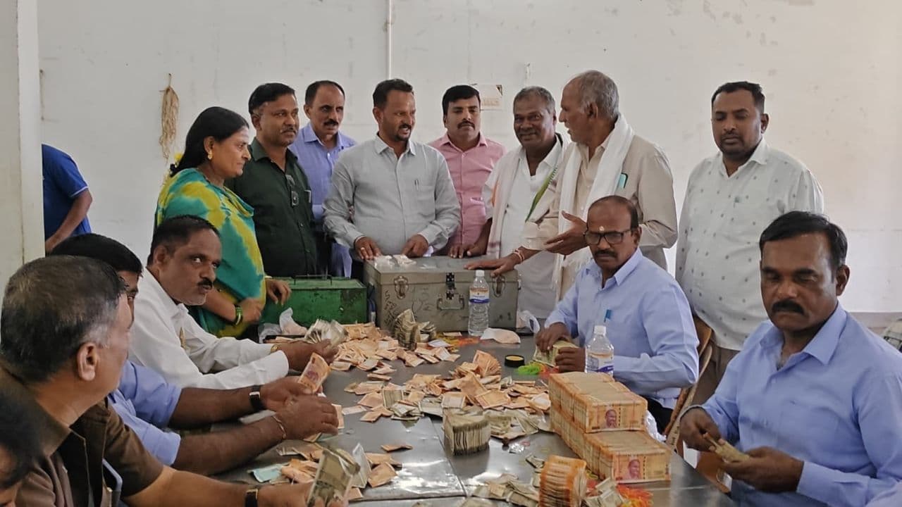 ದಾಖಲೆ ಬರೆದ ಹುಂಡಿ ಎಣಿಕೆ ಕಾರ್ಯ ದಾಖಲೆ ಬರೆದ ಹುಂಡಿ ಎಣಿಕೆ ಕಾರ್ಯ