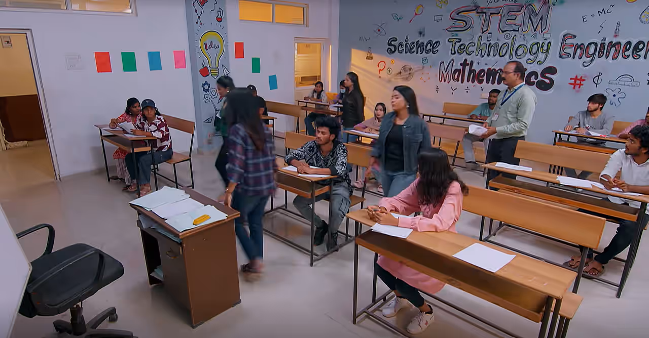 ఇన్విజలేటర్తో పొగరుగా మాట్లాడి బయటకు వెళ్లిపోయిన ఐశ్వర్య ఇన్విజలేటర్తో పొగరుగా మాట్లాడి బయటకు వెళ్లిపోయిన ఐశ్వర్య