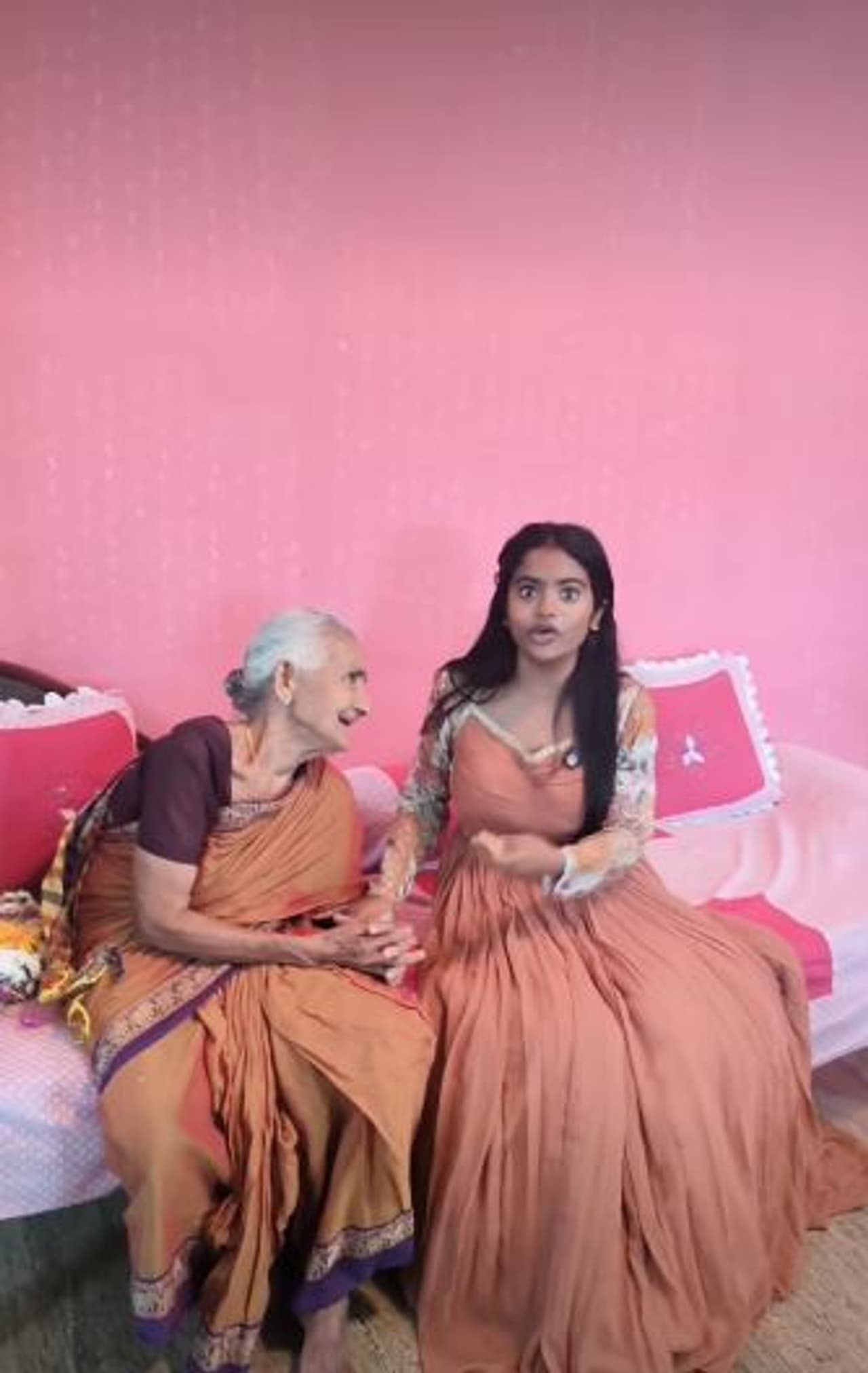 ತನ್ನ ಅಭಿಮಾನಿ ಅಜ್ಜಿಯನ್ನು ಭೇಟಿ ಮಾಡಿದ ರಕ್ಷಿತಾ ತನ್ನ ಅಭಿಮಾನಿ ಅಜ್ಜಿಯನ್ನು ಭೇಟಿ ಮಾಡಿದ ರಕ್ಷಿತಾ