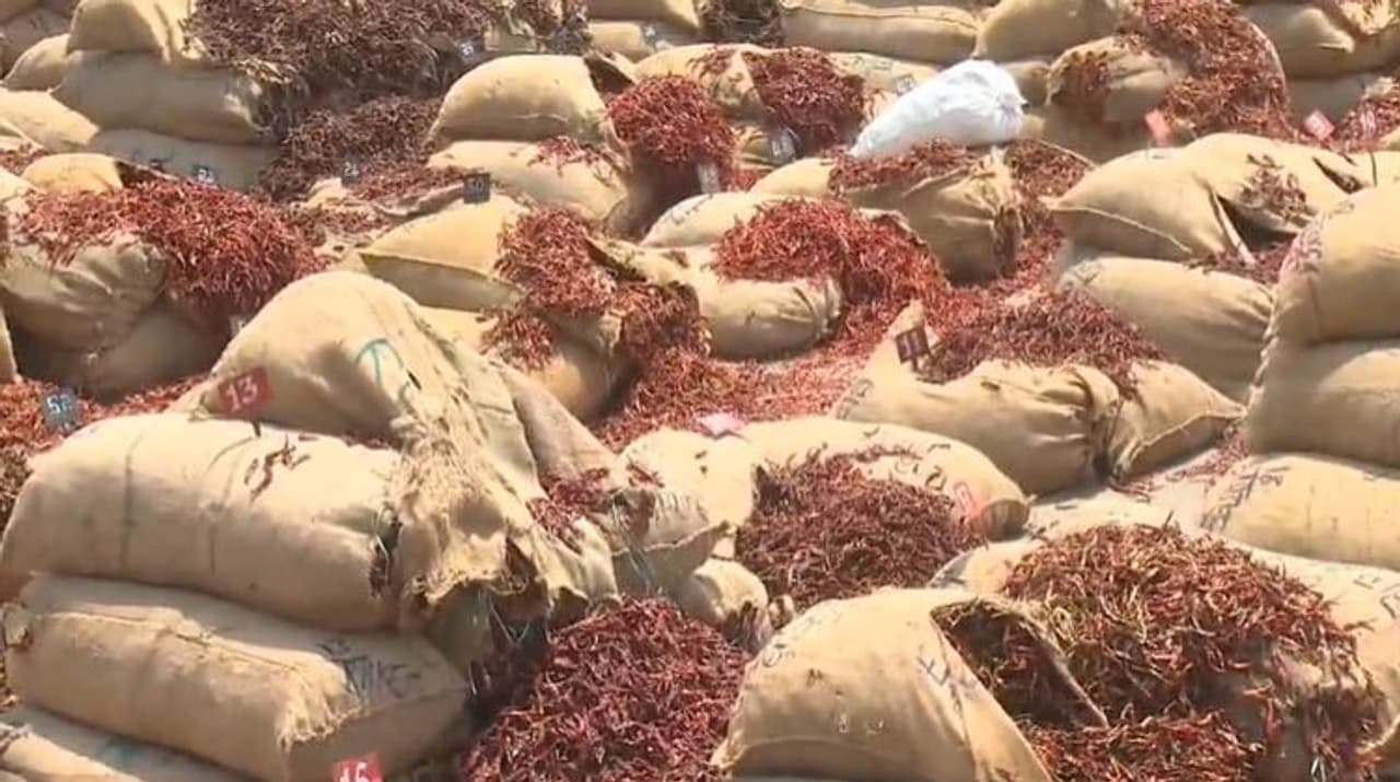 ವಿಶ್ವ ಪ್ರಸಿದ್ಧ ಬ್ಯಾಡಗಿ ಮೆಣಸಿನಕಾಯಿ ಮಾರುಕಟ್ಟೆಗೂ ತಟ್ಟಿದ ಯುದ್ಧದ ಬಿಸಿ ವಿಶ್ವ ಪ್ರಸಿದ್ಧ ಬ್ಯಾಡಗಿ ಮೆಣಸಿನಕಾಯಿ ಮಾರುಕಟ್ಟೆಗೂ ತಟ್ಟಿದ ಯುದ್ಧದ ಬಿಸಿ