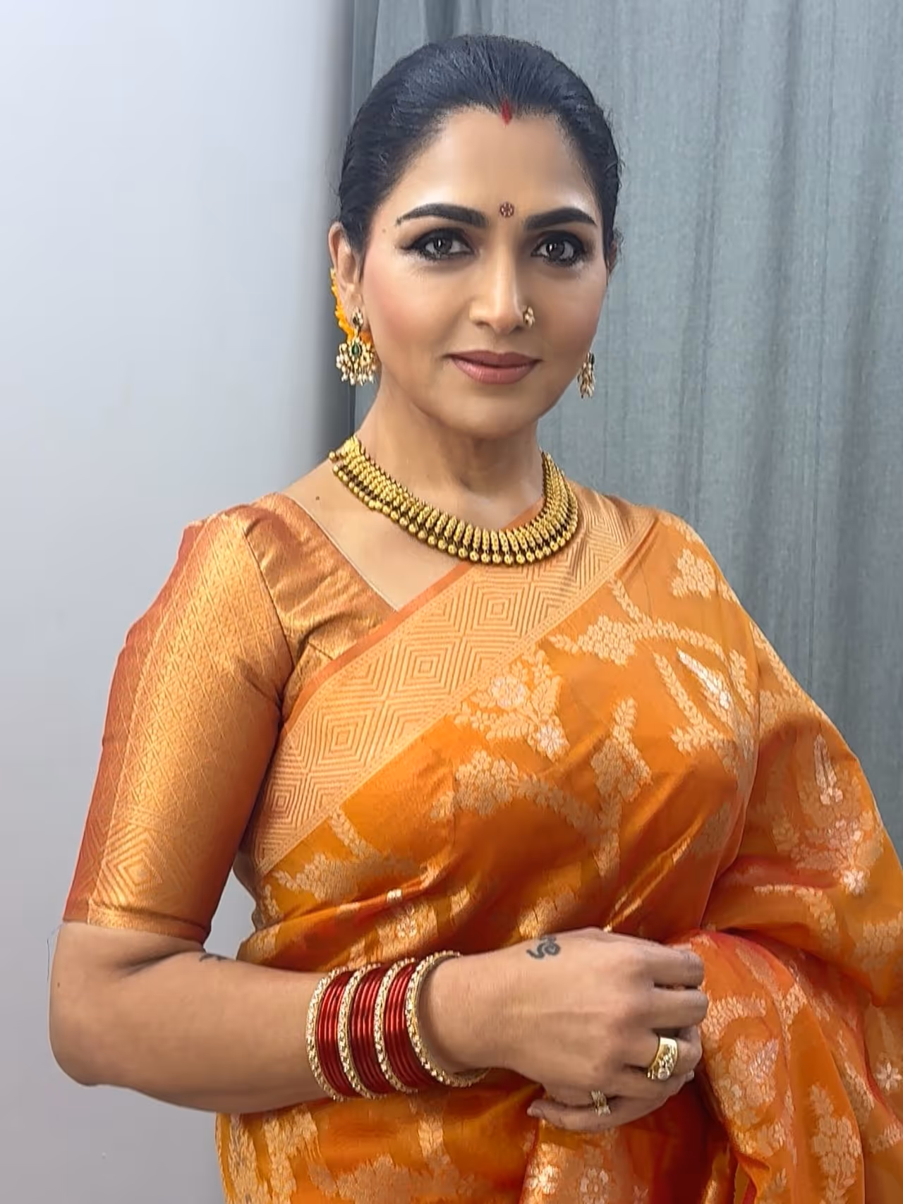 జబర్దస్త్ షోతో ఫ్యామిలీ ఆడియెన్స్ కి దగ్గరైన ఖుష్బూ జబర్దస్త్ షోతో ఫ్యామిలీ ఆడియెన్స్ కి దగ్గరైన ఖుష్బూ