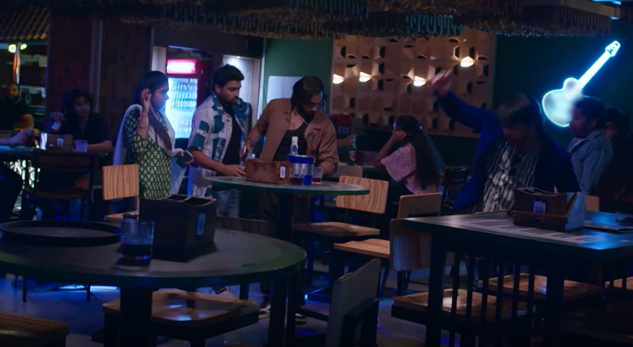 రాజు డ్యాష్ ఇవ్వడంతో పగిలిపోయిన జ్యూస్ గ్లాస్ రాజు డ్యాష్ ఇవ్వడంతో పగిలిపోయిన జ్యూస్ గ్లాస్