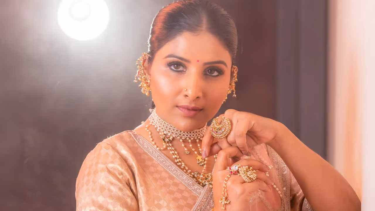 వరుస వివాదాల్లో సింగర్ మంగ్లీ.. వరుస వివాదాల్లో సింగర్ మంగ్లీ..