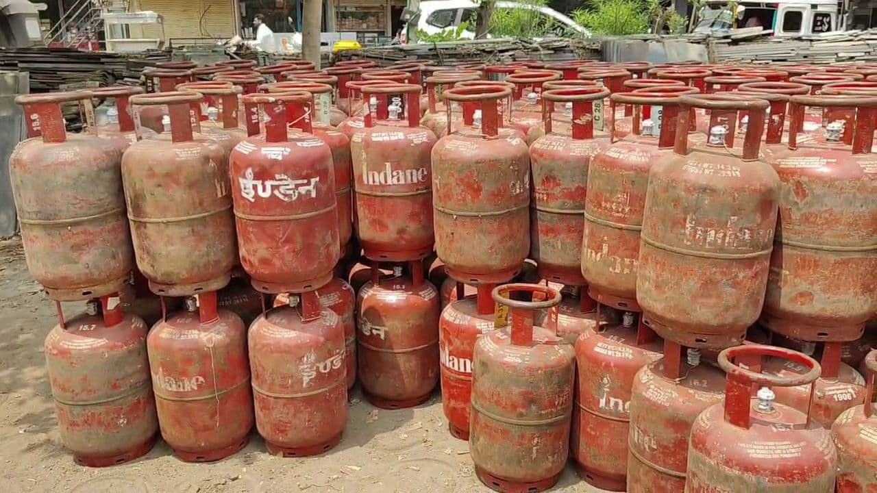 ভারতের বাজারে এবার কমবে এলপিজি গ্যাসের দাম! ভারতের বাজারে এবার কমবে এলপিজি গ্যাসের দাম!