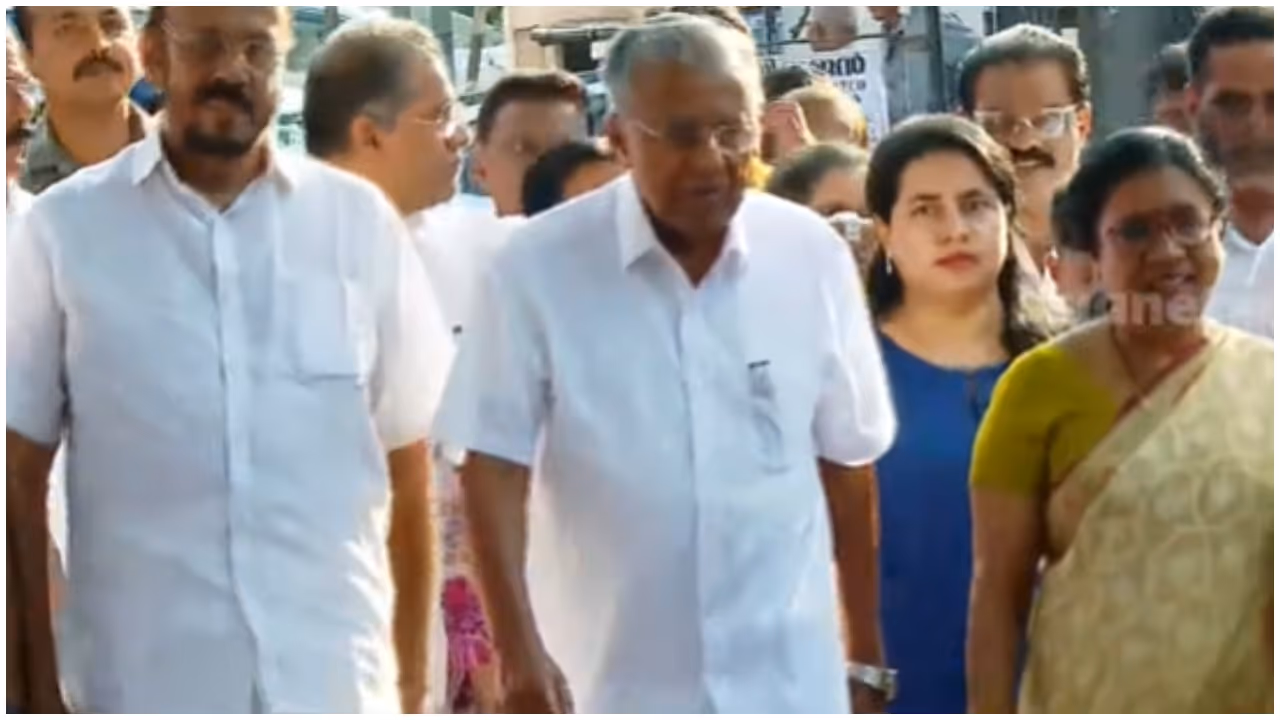 കുടുംബത്തോടൊപ്പം വോട്ട് ചെയ്ത് മുഖ്യമന്ത്രി കുടുംബത്തോടൊപ്പം വോട്ട് ചെയ്ത് മുഖ്യമന്ത്രി