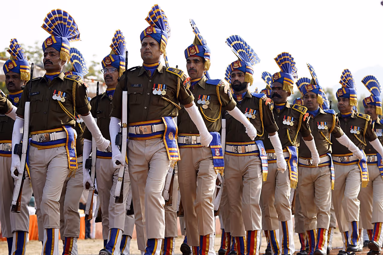 నిరుద్యోగులకు బంపర్ ఆఫర్.. సీఆర్పీఎఫ్ నుంచి భారీ కానిస్టేబుల్ నోటిఫికేషన్ నిరుద్యోగులకు బంపర్ ఆఫర్.. సీఆర్పీఎఫ్ నుంచి భారీ కానిస్టేబుల్ నోటిఫికేషన్