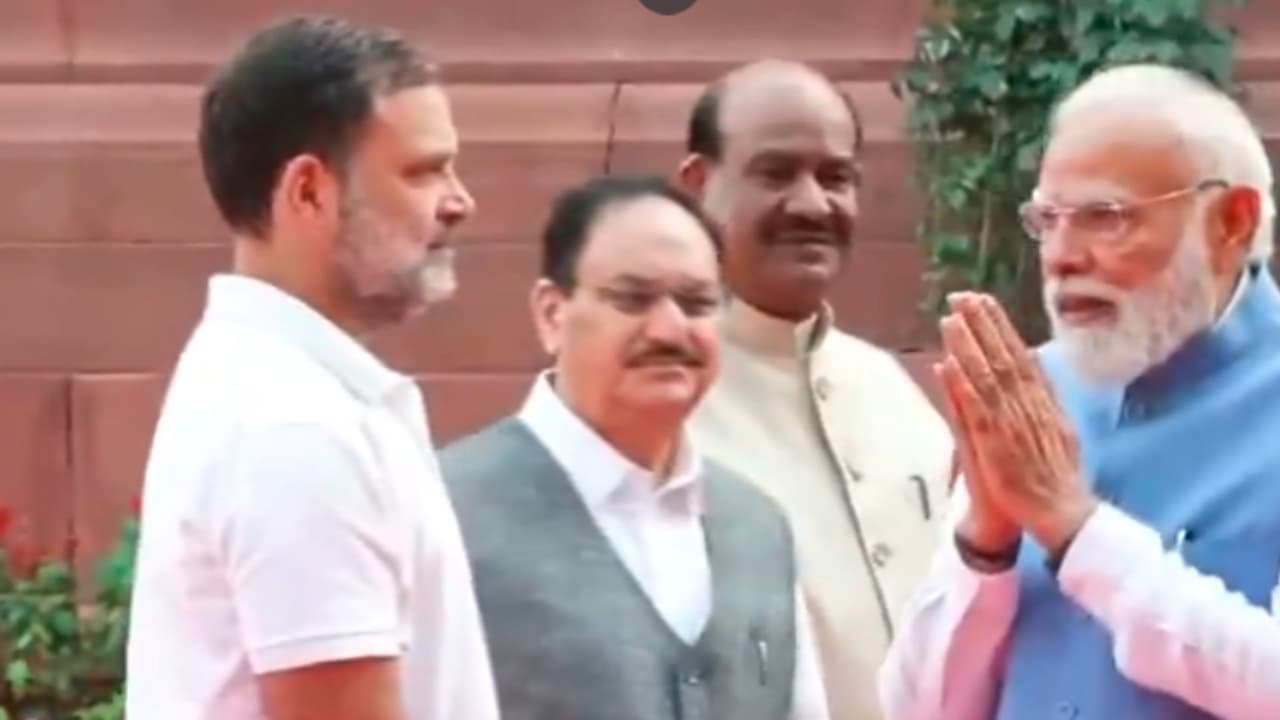 ಮೋದಿ ರಾಹುಲ್ ನಡುವೆ ಆತ್ಮೀಯ ಮಾತುಕತೆ ಮೋದಿ ರಾಹುಲ್ ನಡುವೆ ಆತ್ಮೀಯ ಮಾತುಕತೆ