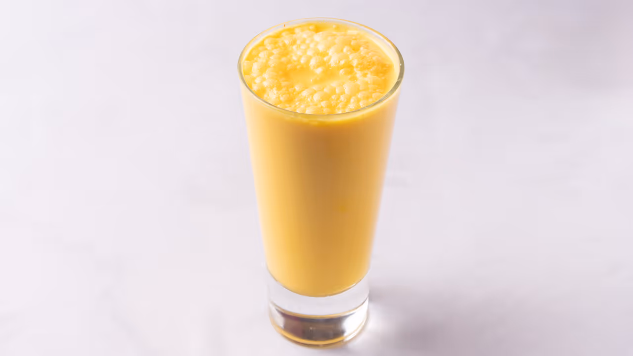 गर्मी में बनाएं आम की लस्सी गर्मी में बनाएं आम की लस्सी