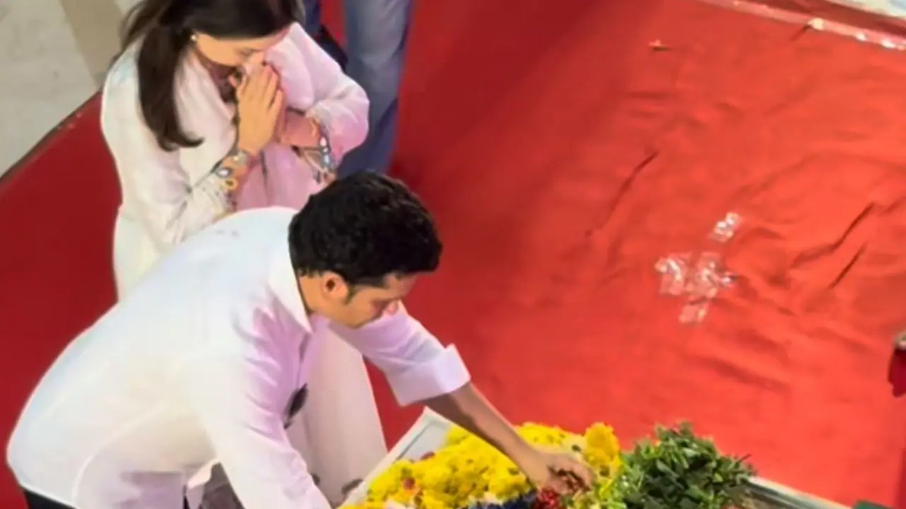 आशा भोसले के अंतिम दर्शन के लिए पहुंचे सेलेब्स आशा भोसले के अंतिम दर्शन के लिए पहुंचे सेलेब्स