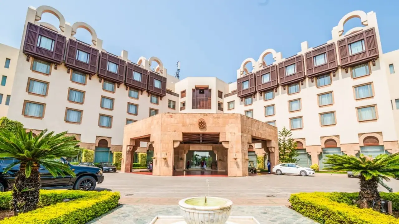 సెరెనా హోటల్ ఎంపిక… భారీ ఖర్చు సెరెనా హోటల్ ఎంపిక… భారీ ఖర్చు