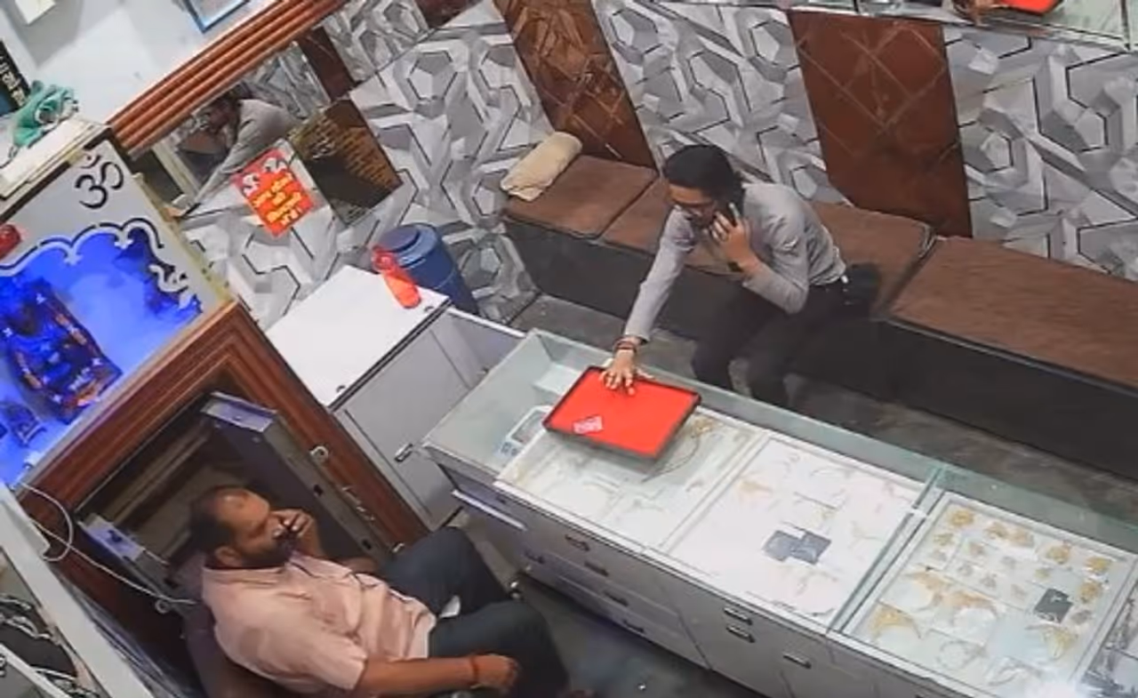 Robbery at jewellery shop in Greater Noida Robbery at jewellery shop in Greater Noida