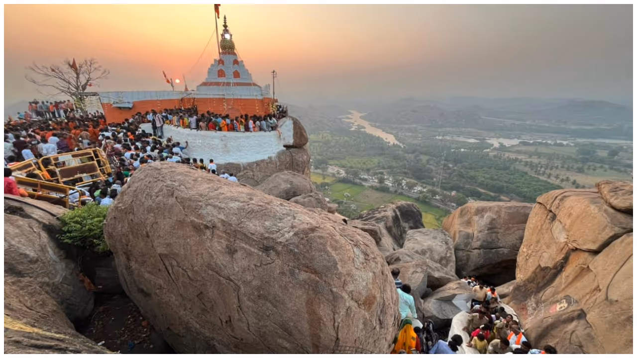 ಒಂದೇ ದಿನ ಅಂಜನಾದ್ರಿಗೆ 25000 ಭಕ್ತಾಧಿಗಳು ಭೇಟಿ ಒಂದೇ ದಿನ ಅಂಜನಾದ್ರಿಗೆ 25000 ಭಕ್ತಾಧಿಗಳು ಭೇಟಿ
