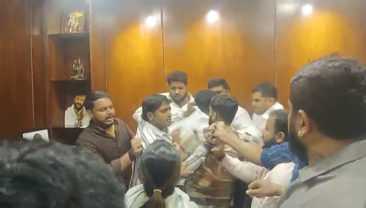ರಣಾಂಗಣವಾದ ಕಾಂಗ್ರೆಸ್ ಕಚೇರಿ ರಣಾಂಗಣವಾದ ಕಾಂಗ್ರೆಸ್ ಕಚೇರಿ
