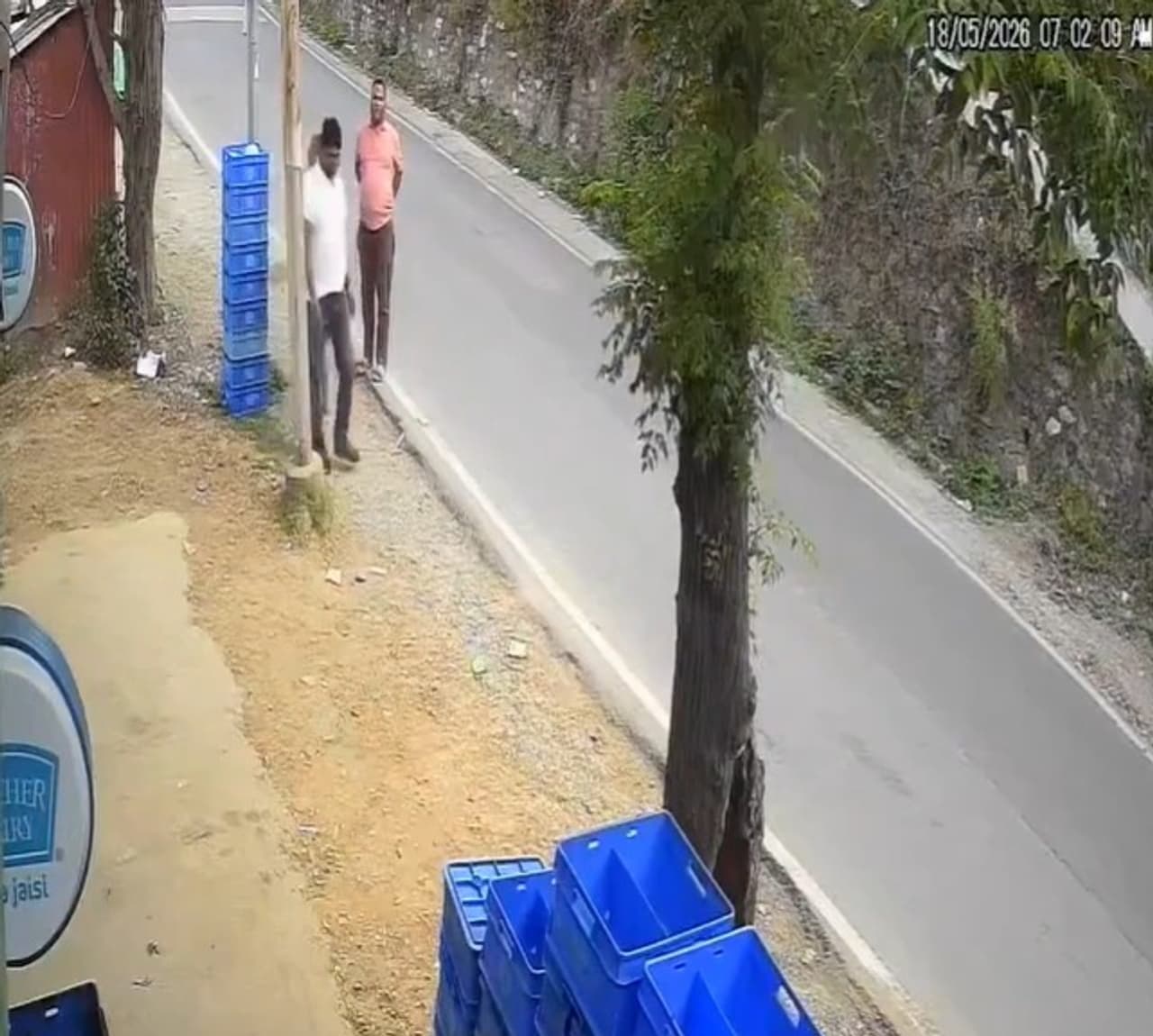 CCTV video of paneer theft shocks traders in Bhimtal CCTV video of paneer theft shocks traders in Bhimtal