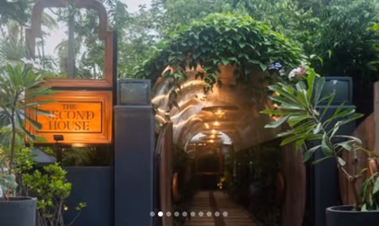 The Entrance Feels Calm And Luxurious The Entrance Feels Calm And Luxurious