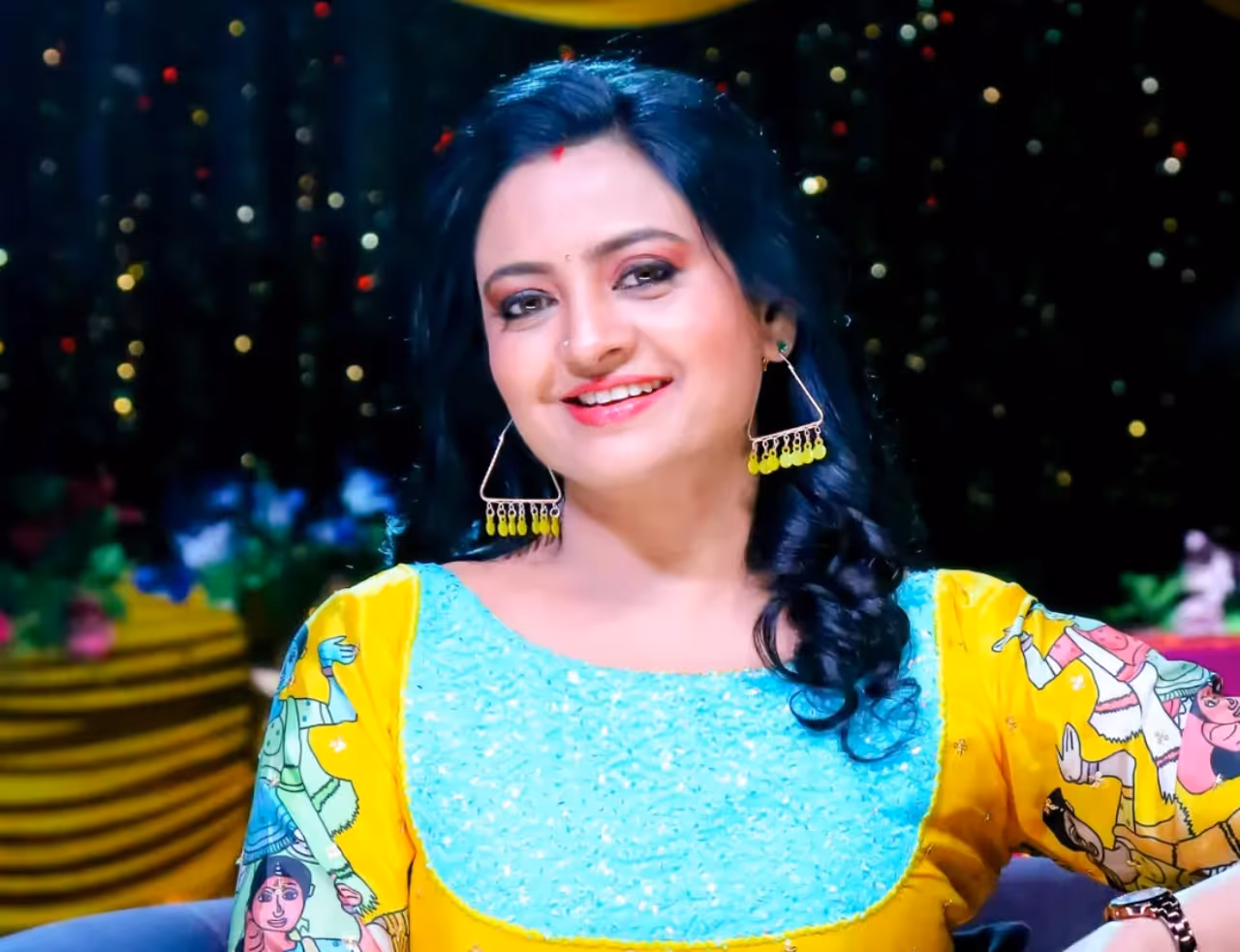 జడ్జ్ గా ఆకట్టుకుంటోన్న ఇంద్రజ జడ్జ్ గా ఆకట్టుకుంటోన్న ఇంద్రజ
