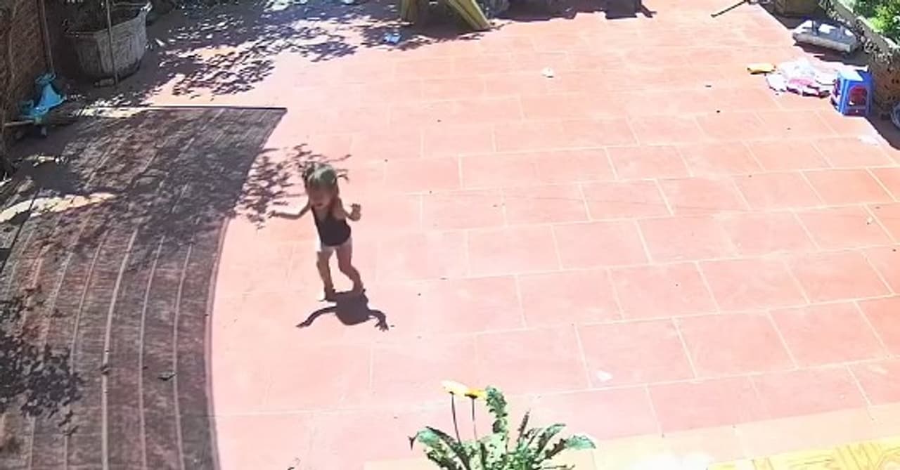 Vietnamese girl rescued after stepping onto burning hot ground during heatwave Vietnamese girl rescued after stepping onto burning hot ground during heatwave