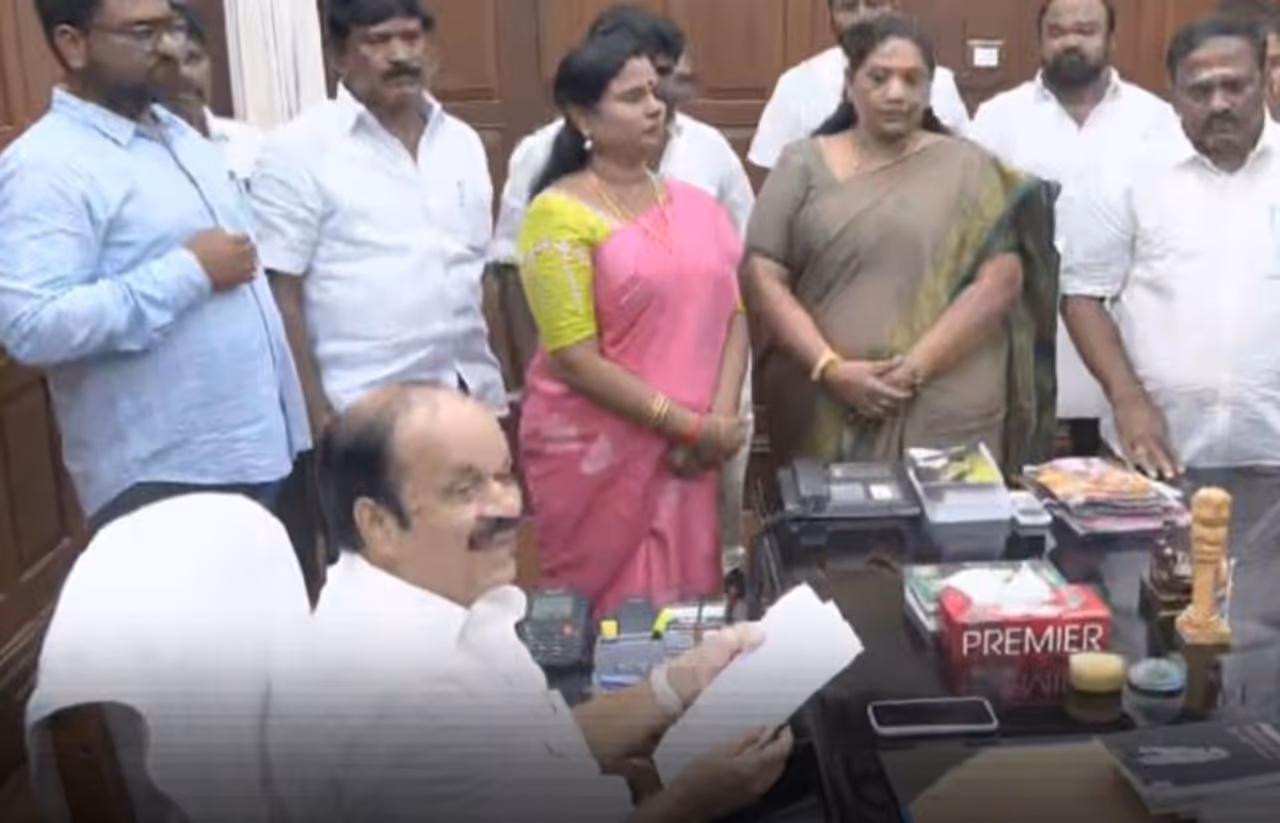 தவெக ஆட்சி; இரண்டாக உடைந்த அதிமுக தவெக ஆட்சி; இரண்டாக உடைந்த அதிமுக