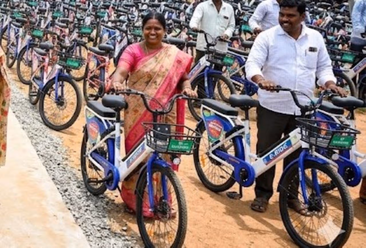 ఫ్రీగా ఎలక్ట్రిక్ సైకిళ్ల పంపిణీ ప్రచారం.. ఫ్రీగా ఎలక్ట్రిక్ సైకిళ్ల పంపిణీ ప్రచారం..