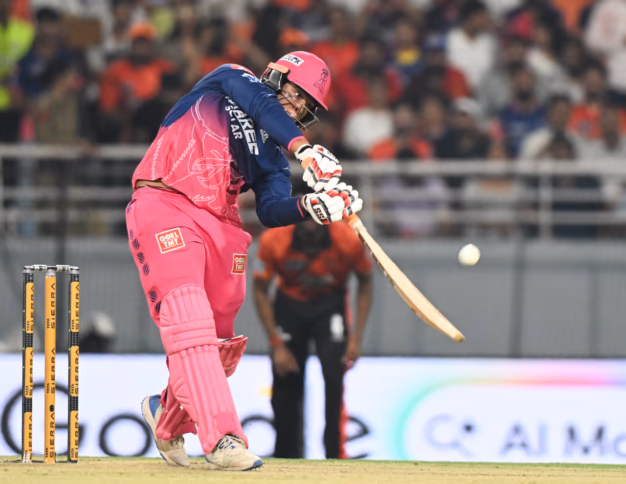 IPL 2026: ಅತಿದೊಡ್ಡ ಸಿಕ್ಸರ್ ಸಿಡಿಸಿದ ಟಾಪ್ 5 ಬ್ಯಾಟರ್ಸ್ IPL 2026: ಅತಿದೊಡ್ಡ ಸಿಕ್ಸರ್ ಸಿಡಿಸಿದ ಟಾಪ್ 5 ಬ್ಯಾಟರ್ಸ್