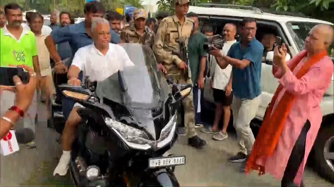 গায়কের ভূমিকায় দিলীপ ঘোষ গায়কের ভূমিকায় দিলীপ ঘোষ