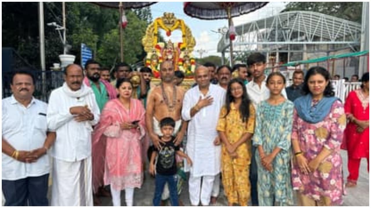 ಡಿಕೆಶಿ ಸಿಎಂ ಆಗಲೆಂದು ಹರಕೆ: ತಿರುಪತಿಯಲ್ಲಿ ರಾಜೀವ್ ಮುಡಿ ಡಿಕೆಶಿ ಸಿಎಂ ಆಗಲೆಂದು ಹರಕೆ: ತಿರುಪತಿಯಲ್ಲಿ ರಾಜೀವ್ ಮುಡಿ