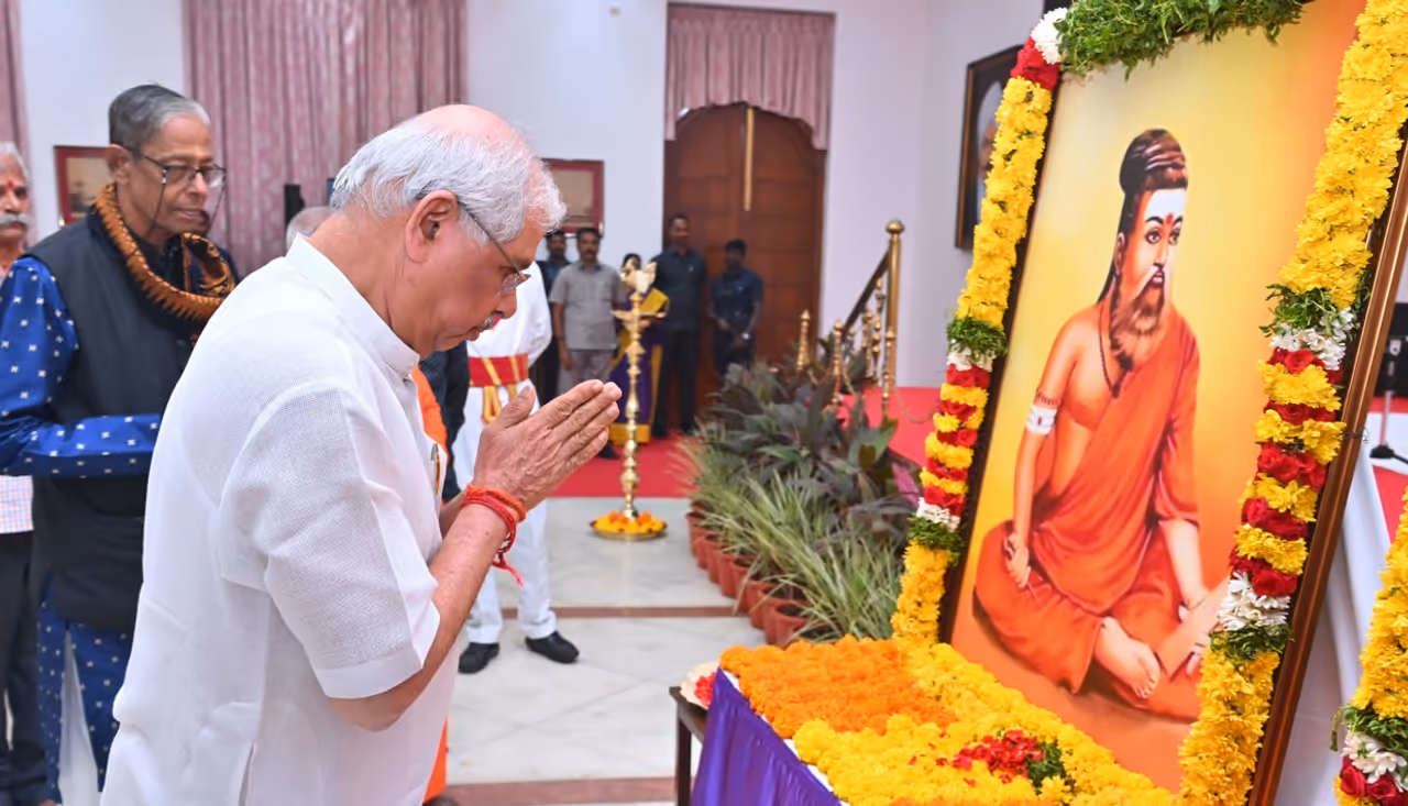 திருவள்ளுவருக்கு காவி நிற உடை திருவள்ளுவருக்கு காவி நிற உடை