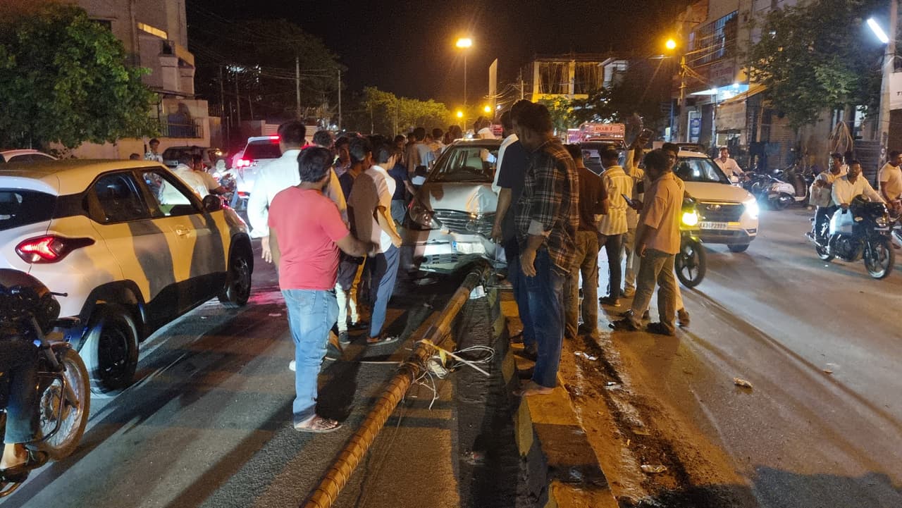 ರಾಯಚೂರು: ಕುಡಿದ ಮತ್ತಿನಲ್ಲಿ ಕಾರು ಚಲಾಯಿಸಿ ಅವಾಂತರ ರಾಯಚೂರು: ಕುಡಿದ ಮತ್ತಿನಲ್ಲಿ ಕಾರು ಚಲಾಯಿಸಿ ಅವಾಂತರ