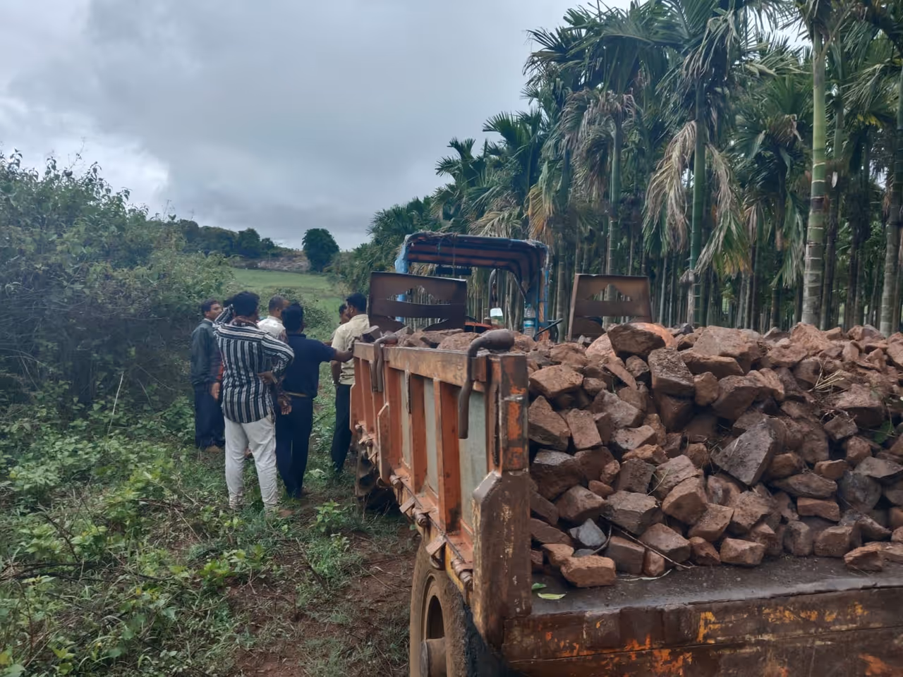 ಕುಕ್ಕವಾಡ ಅರಣ್ಯದಲ್ಲಿ ಅಕ್ರಮವಾಗಿ ಗಣಿಗಾರಿಕೆ ನಾಲ್ವರ ಬಂಧನ ಕುಕ್ಕವಾಡ ಅರಣ್ಯದಲ್ಲಿ ಅಕ್ರಮವಾಗಿ ಗಣಿಗಾರಿಕೆ ನಾಲ್ವರ ಬಂಧನ
