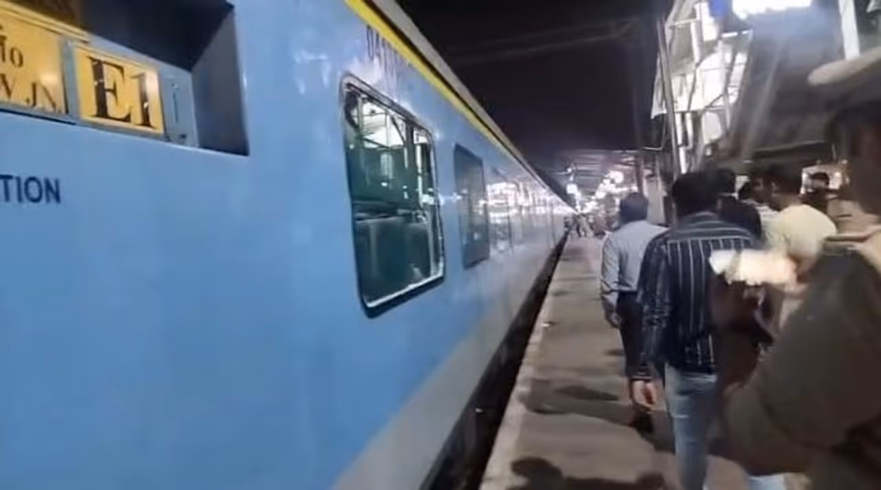 ಗೋಲ್ಡನ್ ಚಾರಿಯಟ್ ಎಕ್ಸ್ಪ್ರೆಸ್ ಮೇಲೆ ದುಷ್ಕರ್ಮಿಗಳು ಕಲ್ಲು ತೂರಾಟ ಗೋಲ್ಡನ್ ಚಾರಿಯಟ್ ಎಕ್ಸ್ಪ್ರೆಸ್ ಮೇಲೆ ದುಷ್ಕರ್ಮಿಗಳು ಕಲ್ಲು ತೂರಾಟ