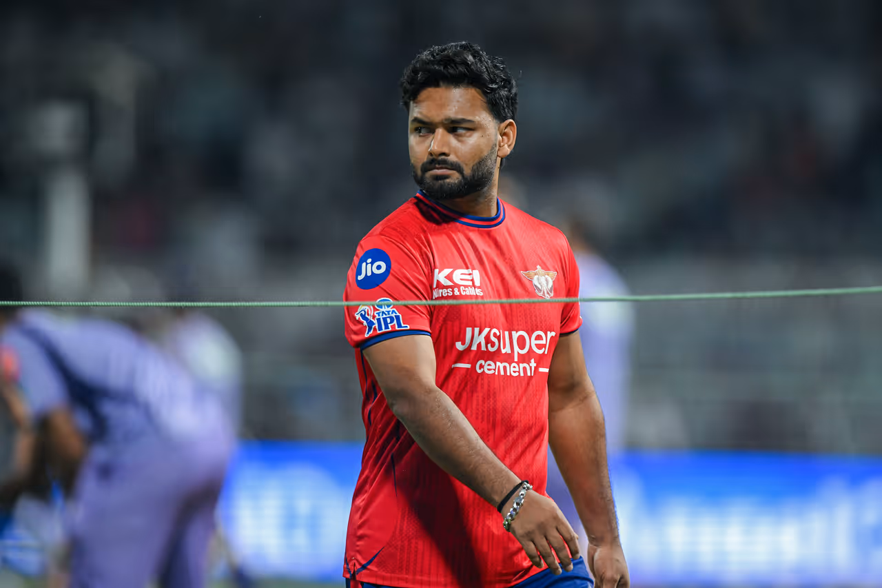 ಲಖನೌ ತಂಡದಿಂದ ದೂರ ಸರಿಯುತ್ತಿದ್ದಾರೆ ರಿಷಬ್ ಪಂತ್ ಲಖನೌ ತಂಡದಿಂದ ದೂರ ಸರಿಯುತ್ತಿದ್ದಾರೆ ರಿಷಬ್ ಪಂತ್