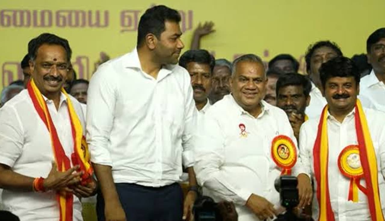 தவெகவில் அதிமுகவினர் தவெகவில் அதிமுகவினர்