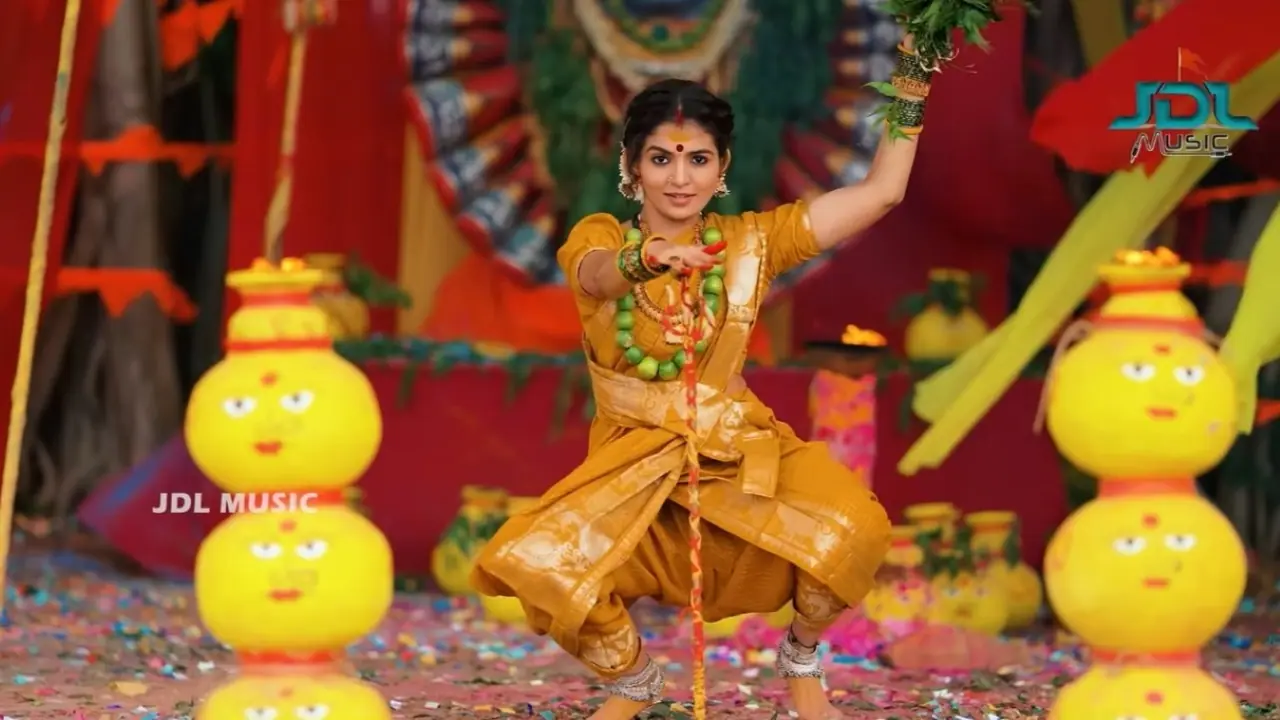 ఒక్క పాటతో ఇంటర్నెట్ను షేక్ చేసిన ఇడుపుకాయితం హీరోయిన్.. ఎల్లమ్మ సాంగ్ లిరిక్స్ ఇవే ఒక్క పాటతో ఇంటర్నెట్ను షేక్ చేసిన ఇడుపుకాయితం హీరోయిన్.. ఎల్లమ్మ సాంగ్ లిరిక్స్ ఇవే