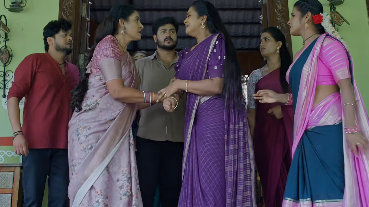 ఇంట్లోంచి వల్లిని బయటికి తోసేసిన వేదవతి ఇంట్లోంచి వల్లిని బయటికి తోసేసిన వేదవతి
