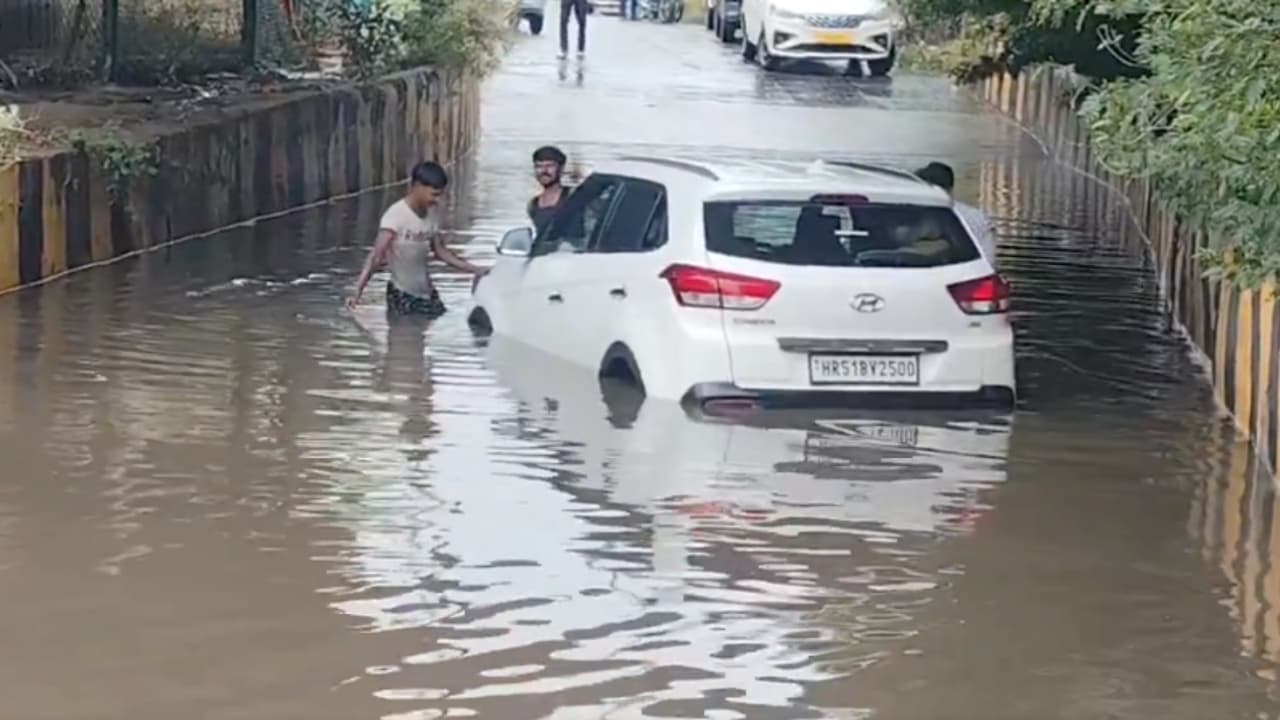 बारिश ने खोली Noida Greater Noida की पोल! बारिश ने खोली Noida Greater Noida की पोल!