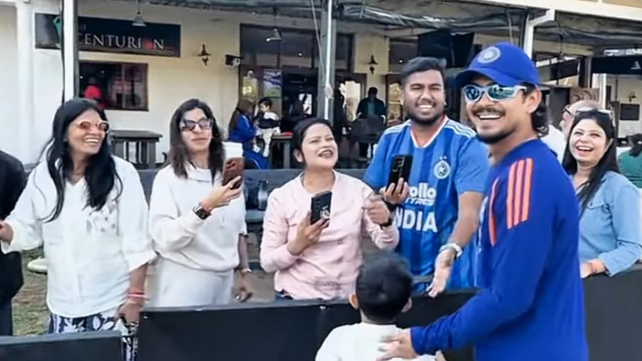 வங்கி அலுவலகத்தில் கிரிக்கெட் வீரர்.. சோஷியல் மீடியாவில் வைரலாகும் போட்டோஸ்! வங்கி அலுவலகத்தில் கிரிக்கெட் வீரர்.. சோஷியல் மீடியாவில் வைரலாகும் போட்டோஸ்!
