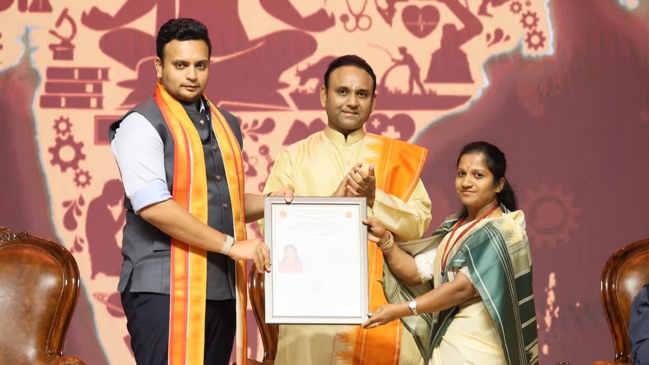 రైతులకు అదిరిపోయే గౌరవం: దేశంలోనే తొలిసారి విశ్వవిద్యాలయ స్థాయిలో ‘కృషి ఋషి’ సర్టిఫికెట్లు రైతులకు అదిరిపోయే గౌరవం: దేశంలోనే తొలిసారి విశ్వవిద్యాలయ స్థాయిలో ‘కృషి ఋషి’ సర్టిఫికెట్లు