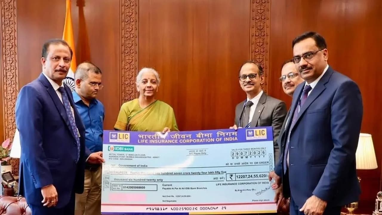 ಕೇಂದ್ರ ಹಣಕಾಸು ಸಚಿವೆಗೆ ₹ 12,207 ಕೋಟಿ ಮೊತ್ತದ ಚೆಕ್ ಹಸ್ತಾಂತರ ಕೇಂದ್ರ ಹಣಕಾಸು ಸಚಿವೆಗೆ ₹ 12,207 ಕೋಟಿ ಮೊತ್ತದ ಚೆಕ್ ಹಸ್ತಾಂತರ