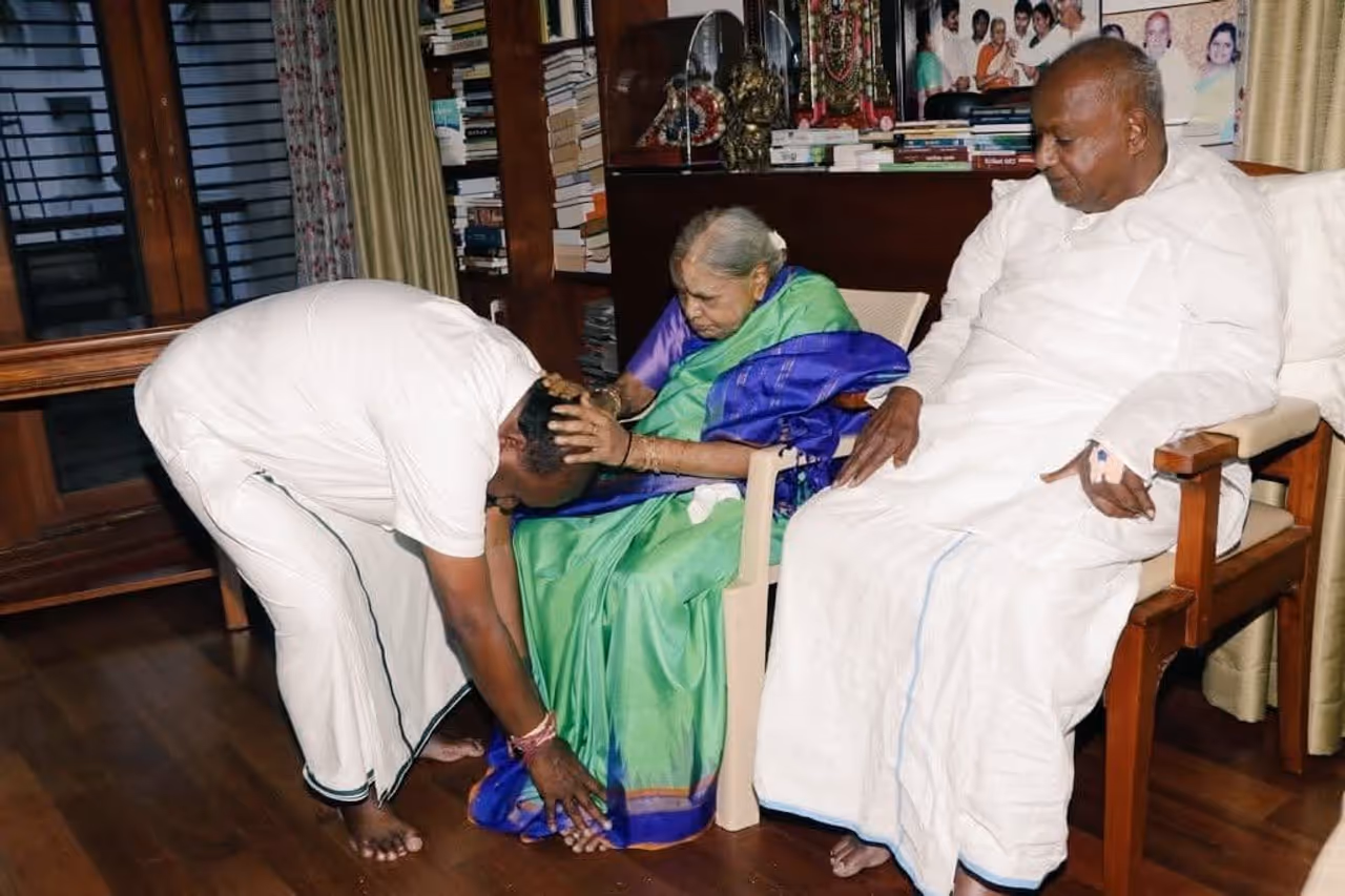 ಚನ್ನಮ್ಮನರ ಉತ್ತರಕ್ರಿಯಾದಿಯಲ್ಲಿ ಲಕ್ಷಾಂತರ ಜನ ಭಾಗಿ ಚನ್ನಮ್ಮನರ ಉತ್ತರಕ್ರಿಯಾದಿಯಲ್ಲಿ ಲಕ್ಷಾಂತರ ಜನ ಭಾಗಿ