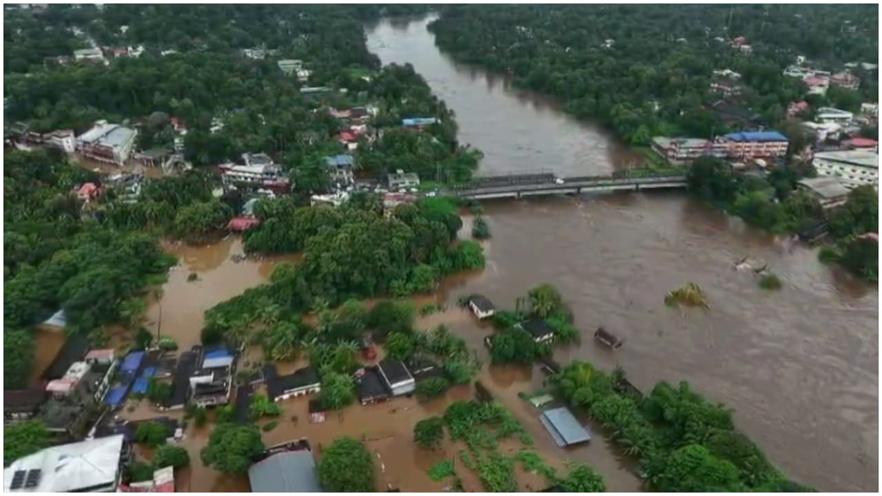 కేరళను ముంచెత్తిన భారీ వర్షాలు.. వరదలు కేరళను ముంచెత్తిన భారీ వర్షాలు.. వరదలు