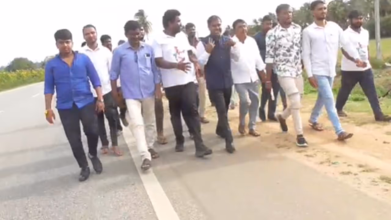 ವಕೀಲ ಕಾಟೂರಿ ವೆಂಕಟೇಶ್ವರಲು ಅವರಿಂದ ಪ್ರತಿಭಟನೆ ವಕೀಲ ಕಾಟೂರಿ ವೆಂಕಟೇಶ್ವರಲು ಅವರಿಂದ ಪ್ರತಿಭಟನೆ