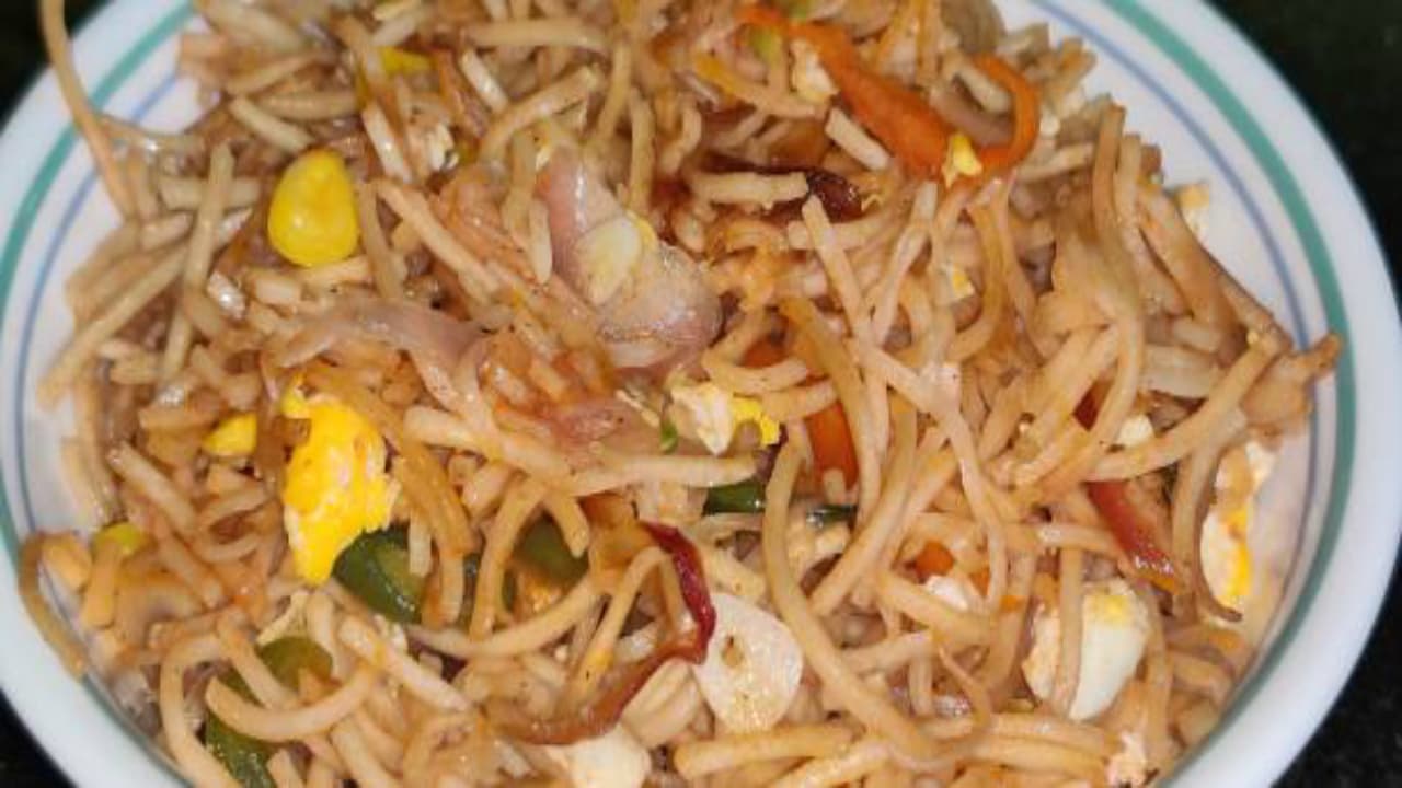 ரோட்டுக்கடை சிக்கன் நூடுல்ஸ் : ரோட்டுக்கடை சிக்கன் நூடுல்ஸ் :