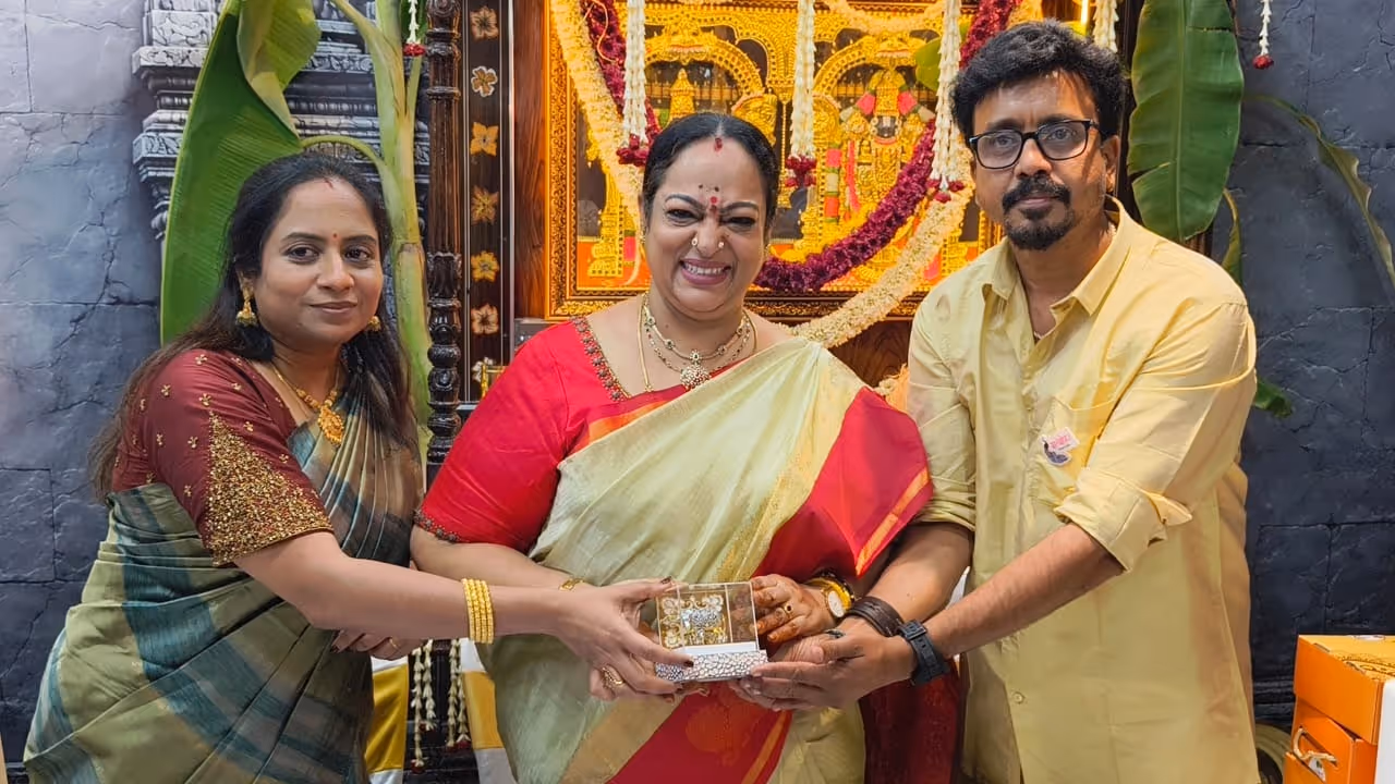 காஞ்சிபுரத்தில் உதயமான ‘ஸ்ரிஷ்டி தெய்வீக எம்போரியம்’ காஞ்சிபுரத்தில் உதயமான ‘ஸ்ரிஷ்டி தெய்வீக எம்போரியம்’