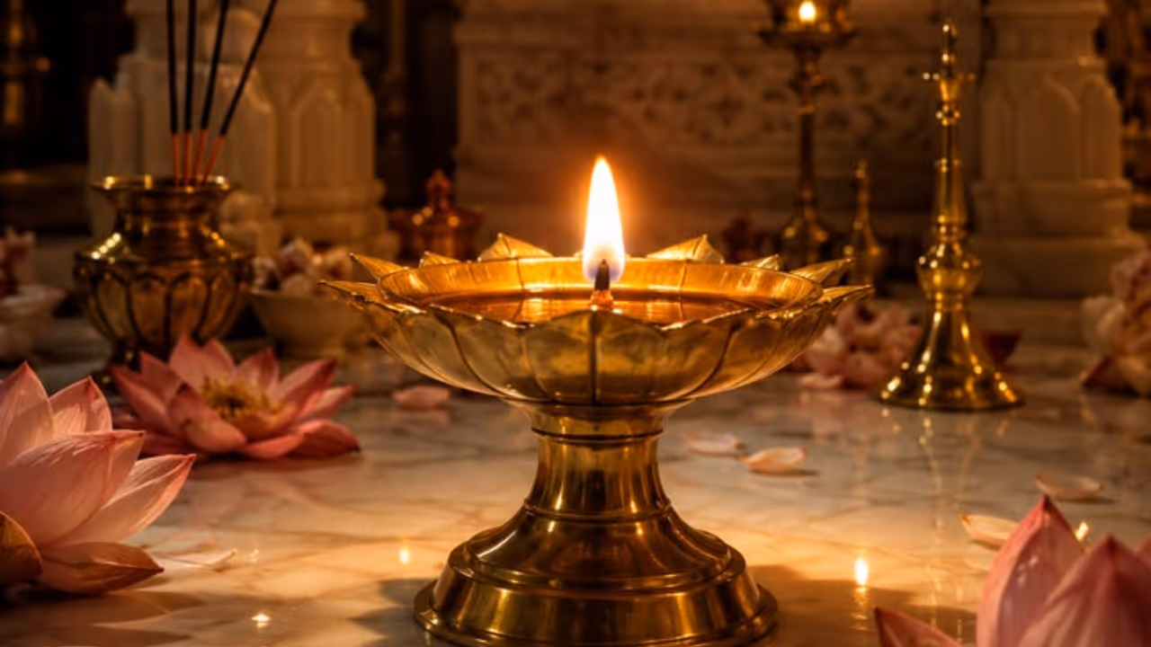 வீட்டில் விளக்கு ஏற்றுவது வீட்டில் விளக்கு ஏற்றுவது
