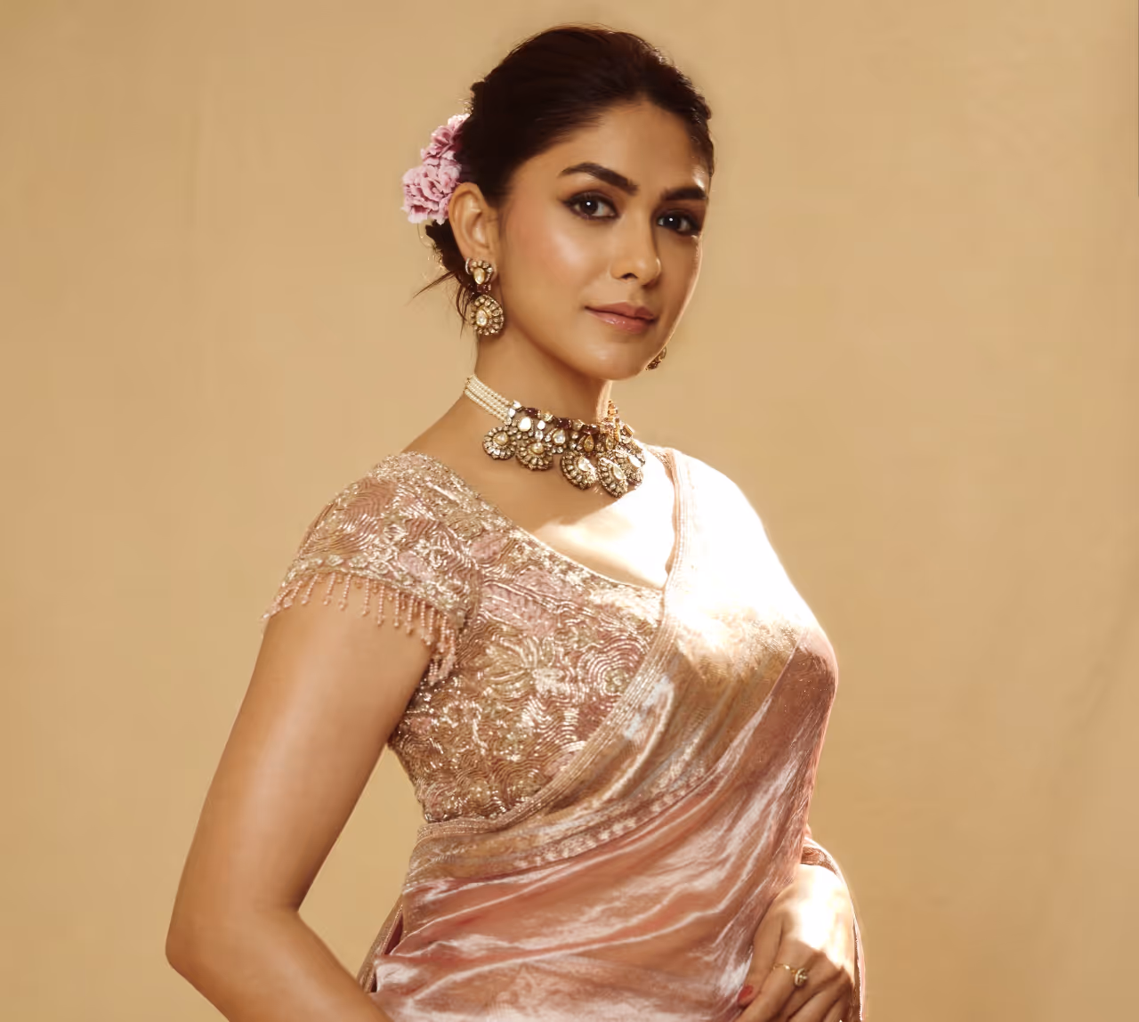 మ్యాక్స్ లో మెరిసిన మృణాల్ ఠాకూర్ మ్యాక్స్ లో మెరిసిన మృణాల్ ఠాకూర్