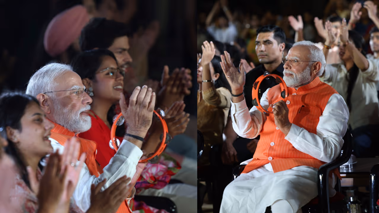 भजन क्लबिंग में पहुंचे मोदी भजन क्लबिंग में पहुंचे मोदी